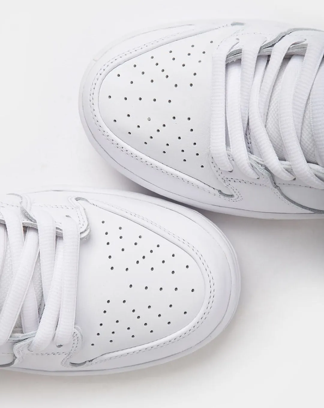 Vast color Nike SB Dunk Low Pro ISO ??ORANGE LABEL?? Triple White Sneakers