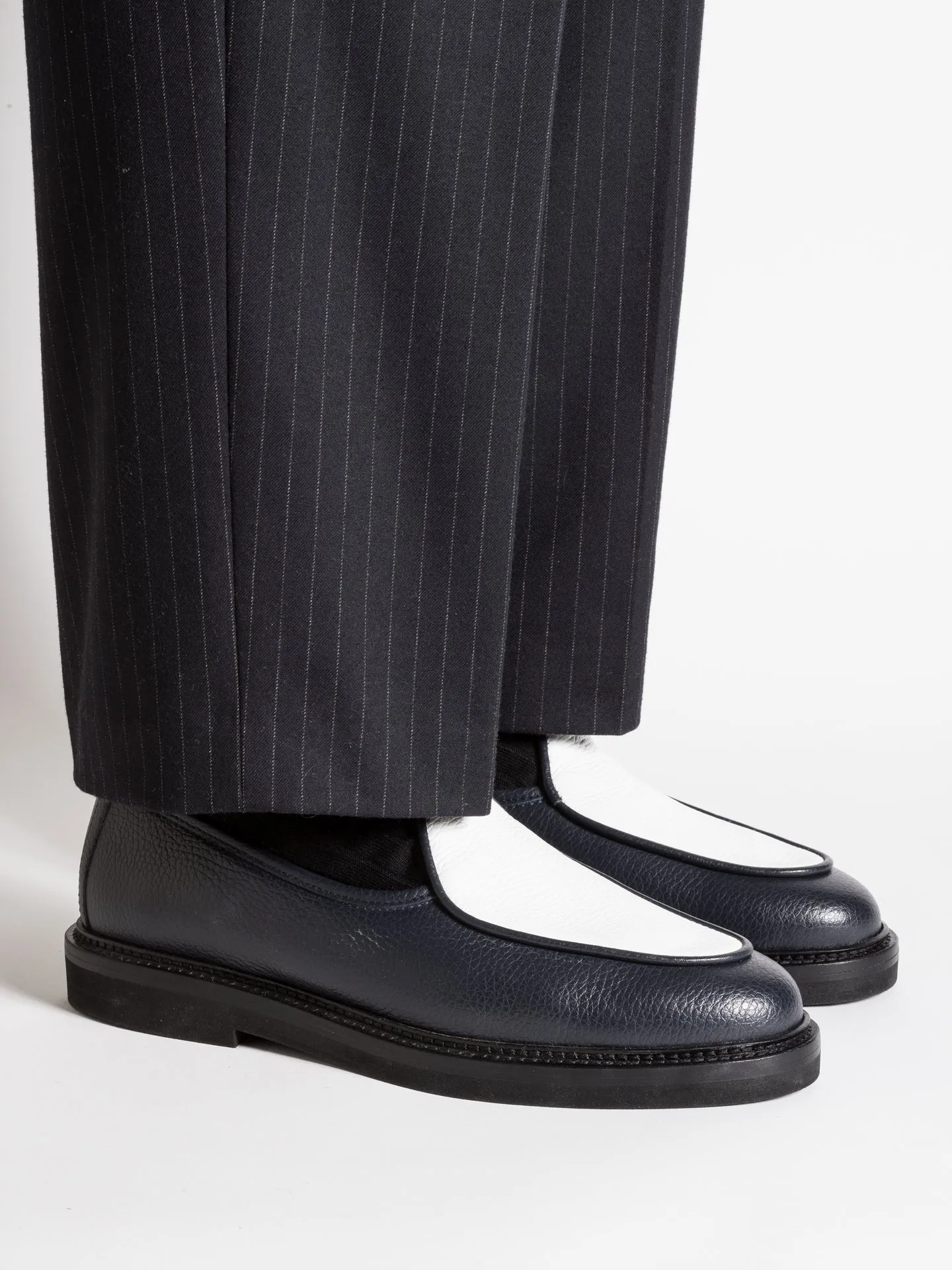 LEX GRAINED NAVY AND WHITE Path Steady Step Firm