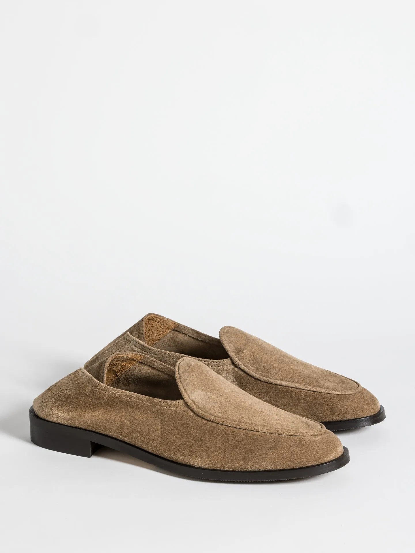 CHRIS EARTH SUEDE Street Scene