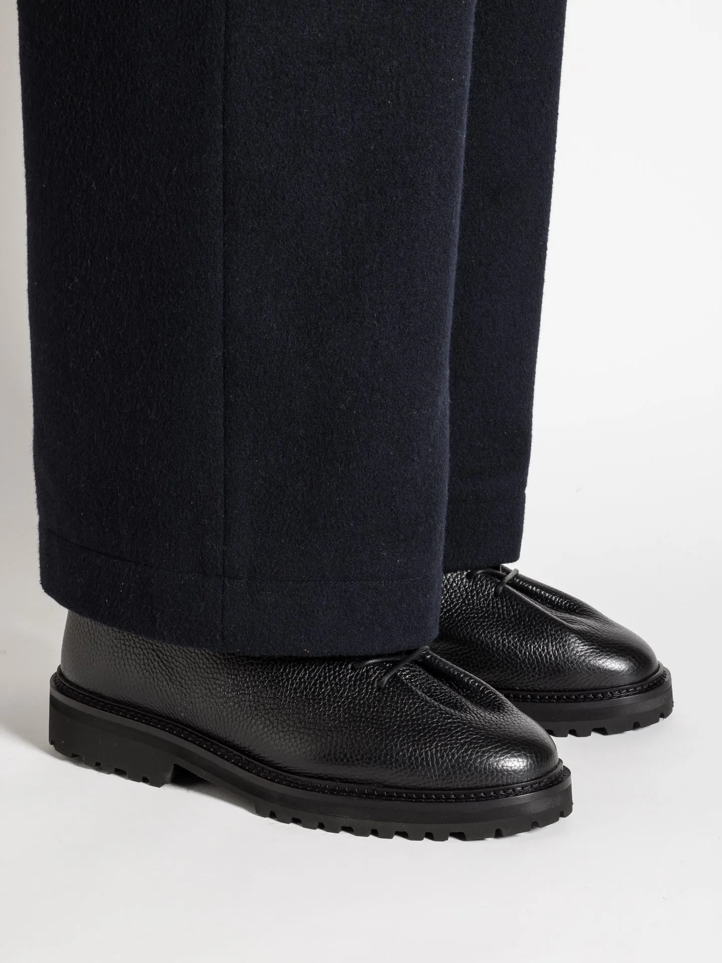 EDOUARD LUG GRAINED BLACK Elegant Timeless Touch Timeless Look