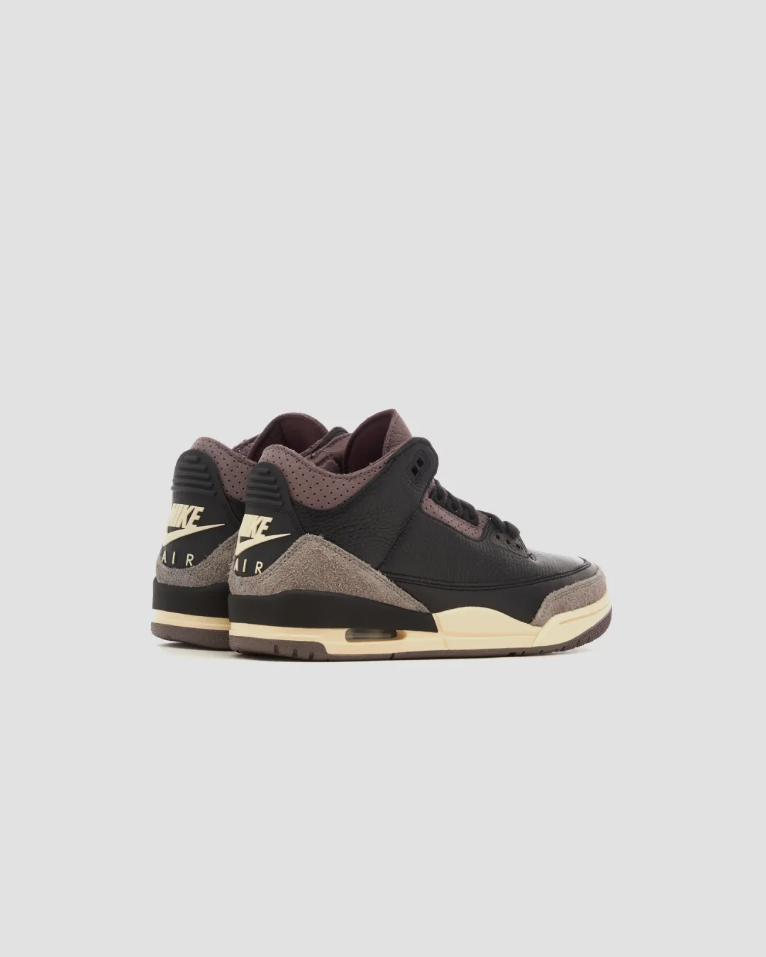 short - distance - runner running with a water bottle Air Jordan 3 x A Ma Mani??re Sneakers