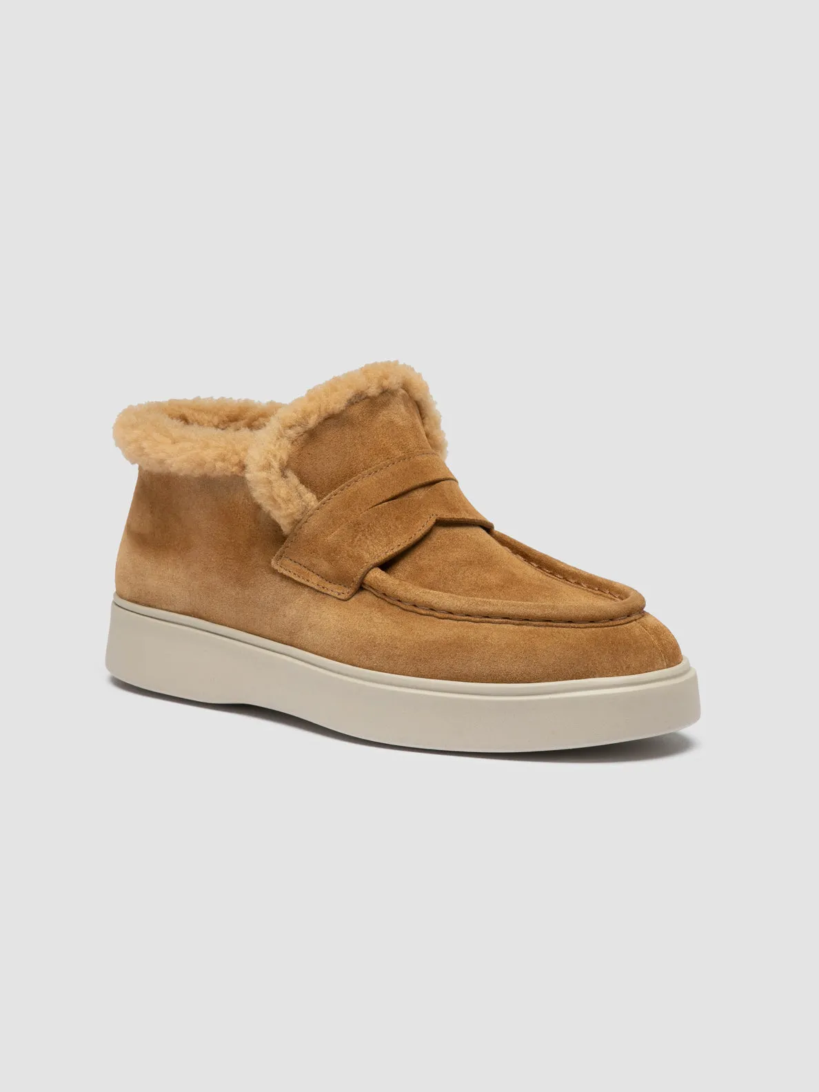 Monochrome Style FRAME 111 - Camel Suede Chukka Boots